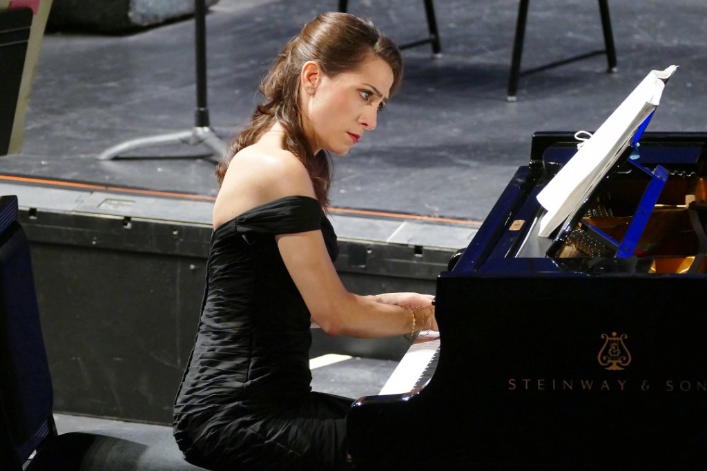 Pendant trois heures c’est Clelia Cafiero qui a assuré au piano les  bases musicales de cette œuvre retravaillée pour la circonstance. (Photo Christian Dresse)