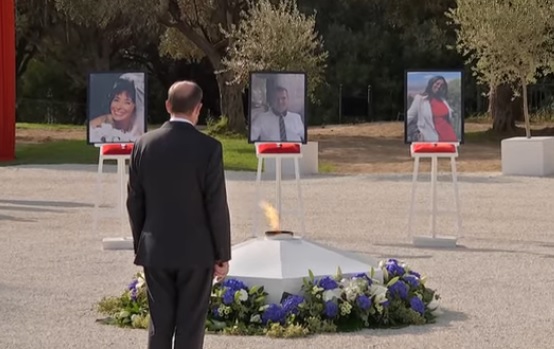 Jean Castex a remis la Médaille nationale de reconnaissance aux victimes du terrorisme à Nadine, Simone et Vincent (Photo capture d'écran)