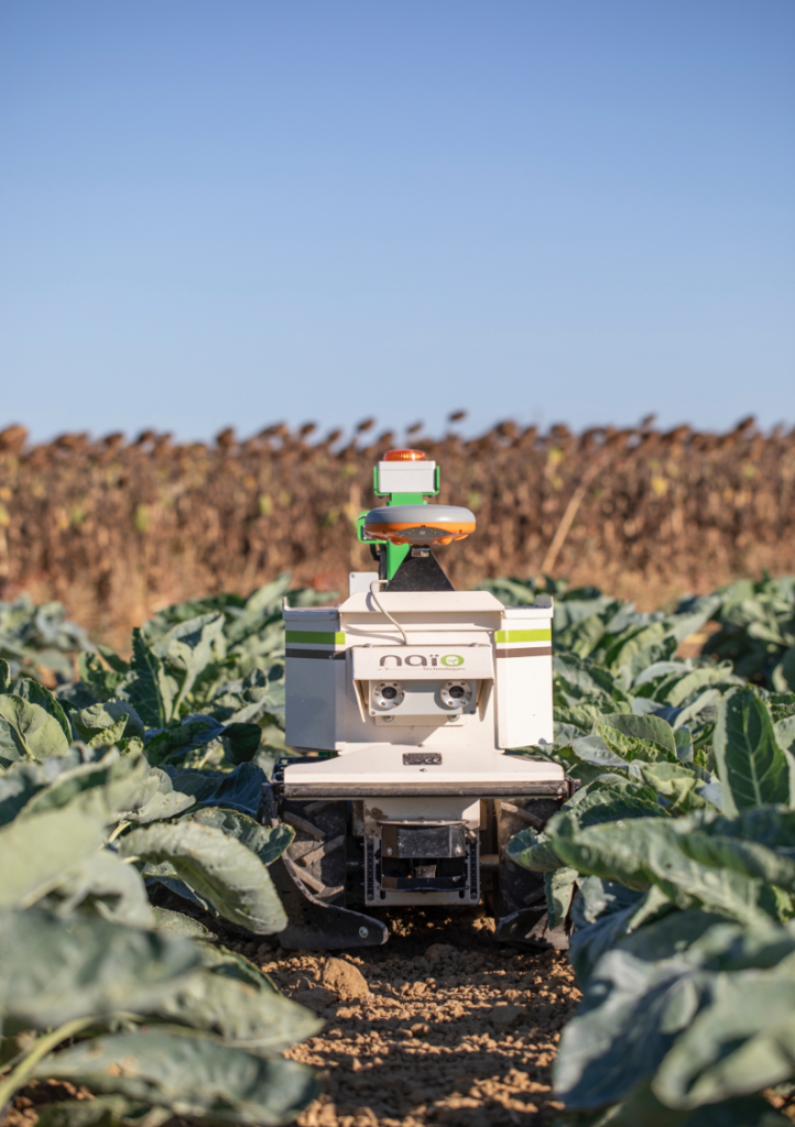 Un robot agricole polyvalent autonome © Naïo Technologies