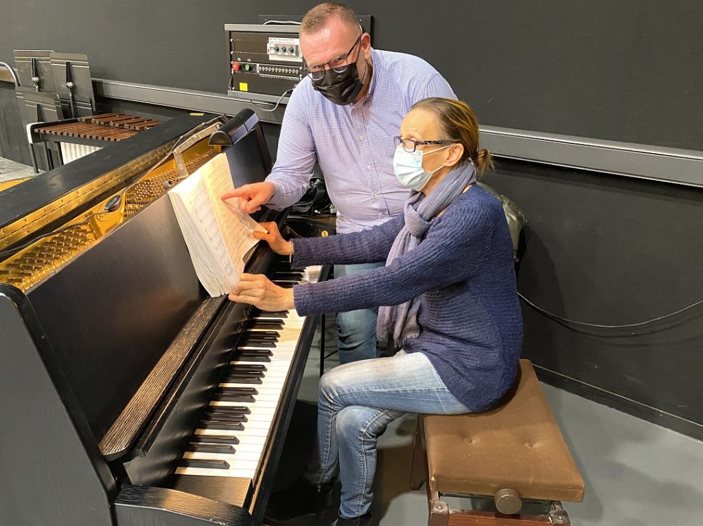Emmanuel Trenque et Fabienne Di Landro travaillent sur la partition de La Bohème. (Photo Michel Egéa)