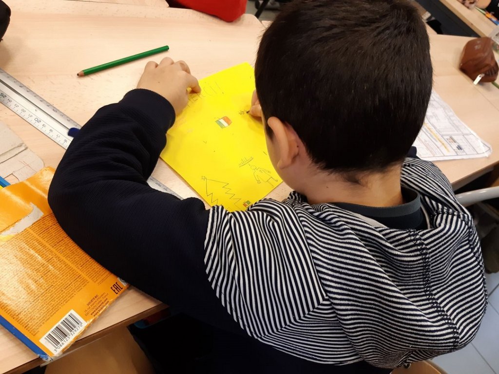 Des dessins réalisés par des écoliers de la maternelle au CM2 ©ArméesZoneSud