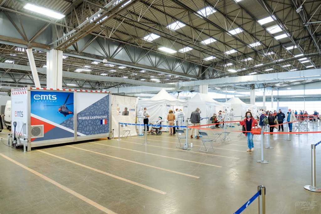 Le laboratoire et les équipements mobiles du Groupe EMTS installés au port maritime de Marseille pour tester au Covid les croisiéristes du Groupe Costa @Toine/EMTS
