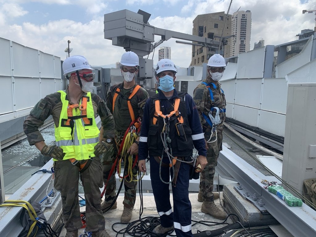 Pierre Alleysson, au centre en tenue bleue, à Beyrouth (Liban) en milieu d'année pour mettre en sécurité les bureaux de la Compagnie CMA-CGM. Une mission menée avec les Forces Armées françaises, à ses côtés sur la photo © EMTS