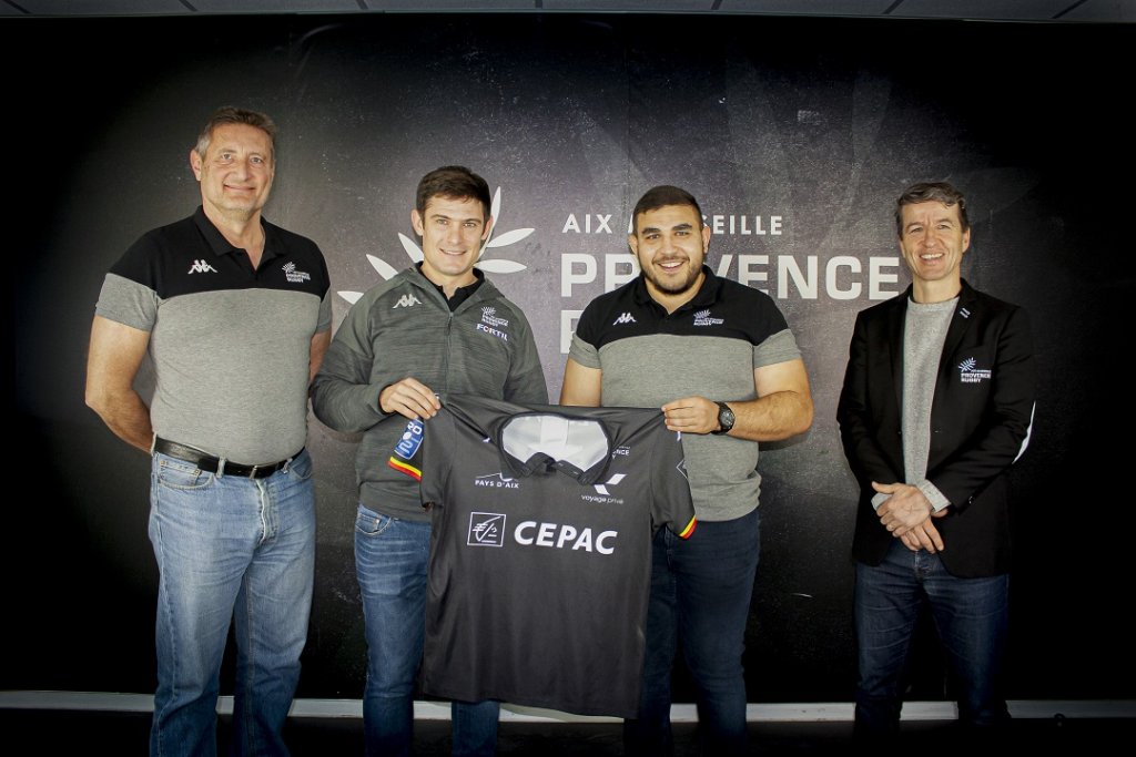 Un maillot pour trois ans de plus pour Mohamed Loukia (de g à dr,)  Frédéric Paquet, directeur général en charge du secteur sportif, fabien  Cibray, manager général, Mohamed Loukia et Denis Philipon, Président. (Photo Provence Rugby)
