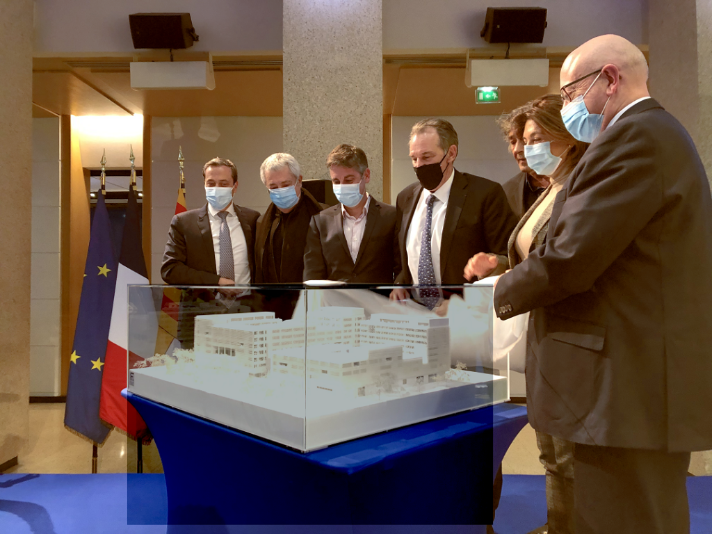 Autour de la maquette de la Cité scolaire internationale de Marseille de droite à gauche Bernard beignier, Martine Vassal, Rudy Ricciotti, Renaud Muselier, Christian Marie Ganozzi, Roland Carta et Bruno Botella (Photo Mireille Bianciotto) Autour de la maquette de la Cité scolaire internationale de Marseille de droite à gauche Bernard beignier, Martine Vassal, Rudy Ricciotti, Renaud Muselier, Christian Marie Ganozzi, Roland Carta et Bruno Botella (Photo Mireille Bianciotto)