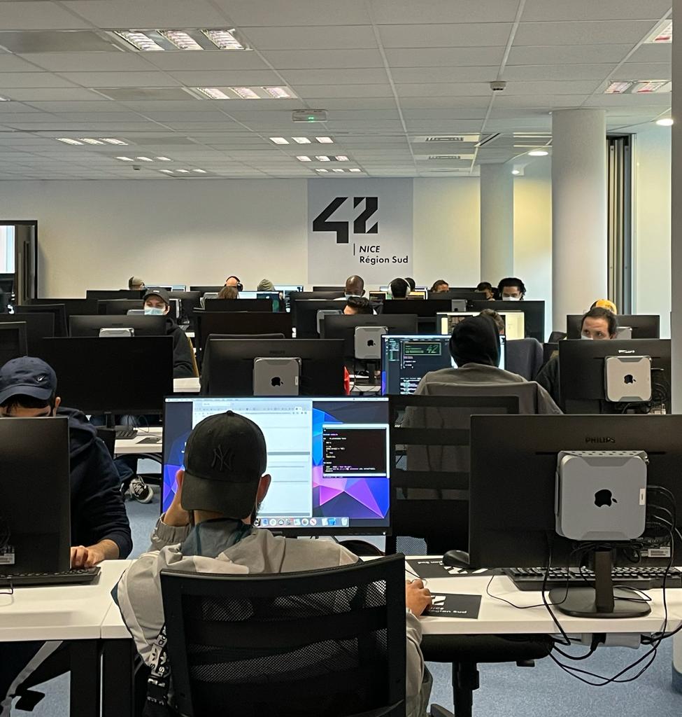 Salle de classe où s’exerce un mode d’apprentissage qui s’appuie sur l’intelligence collective©42Nice