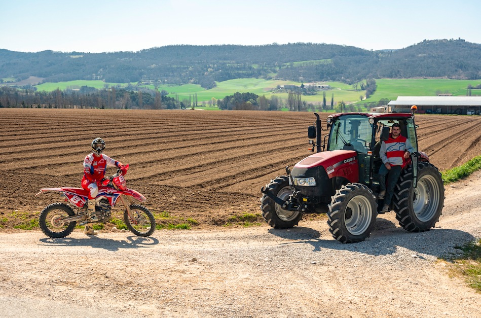 meo_entre_moto_et_tracteur.png