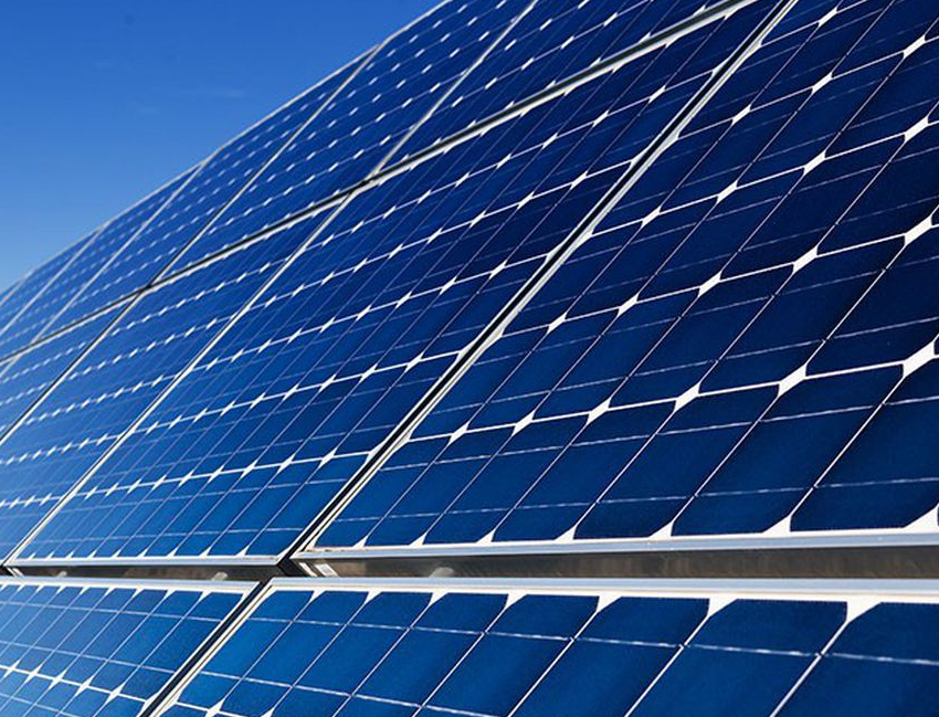 Des centaines de panneaux solaires à Borgo ©AK