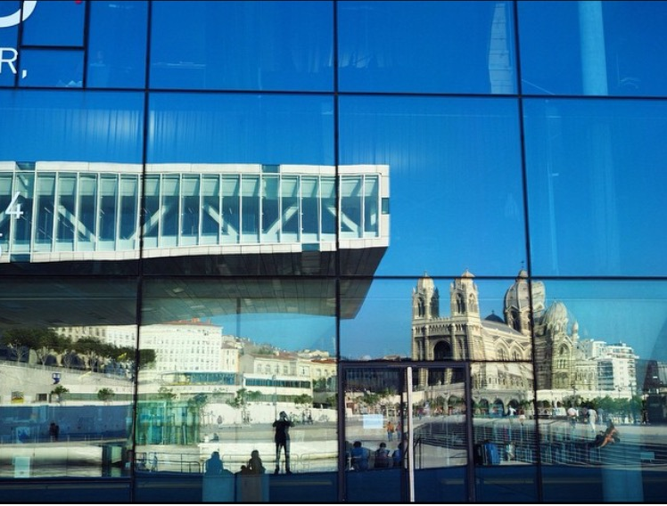 Reflet de la Villa Méditerranée sur la façade du Mucem  ©Hagay Sobol