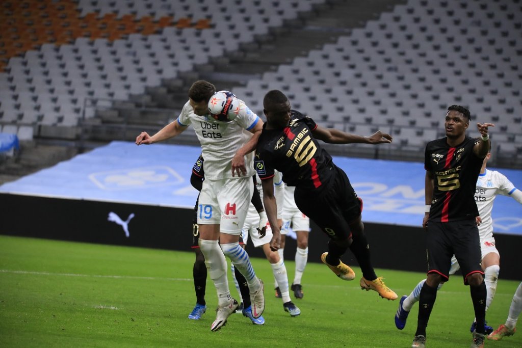 Arkadiusz Milik dispute le ballon de la tête avec un défenseur rennais (photo Wallis.fr/Laurent Saccomano)