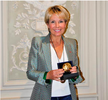 Corinne Vezzoni et le label en main ©Presse Agence