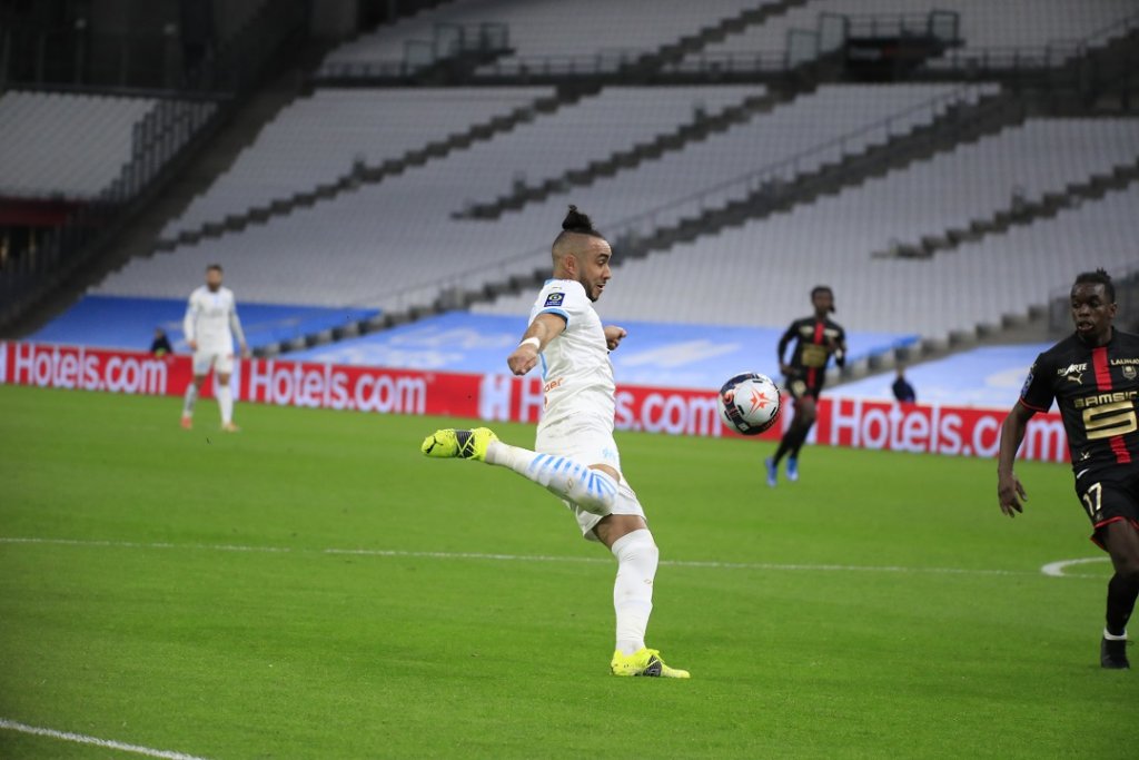 Un beau geste de Dimitri Payet qui va frapper le ballon en position d’ailier droit (photo Wallis.fr/Laurent Saccomano)