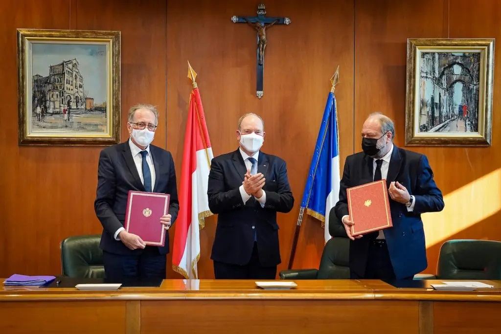 En présence du Prince Albert II, un protocole d’accord en matière de lutte contre le terrorisme a été signé entre la Principauté de Monaco représentée par Robert Gelli et la France représenté par Eric Dupond-Moretti © Gouvernement Monaco