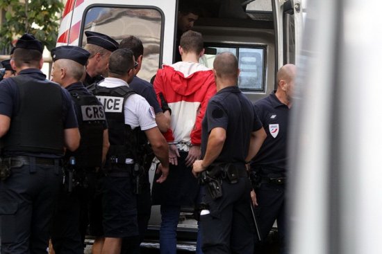 Arrestation de militants du groupuscule Génération Identitaire à Marseille après leur intervention musclée dans les locaux de l'ONG SOS Méditerranée (Photo archives Destimed/RP)