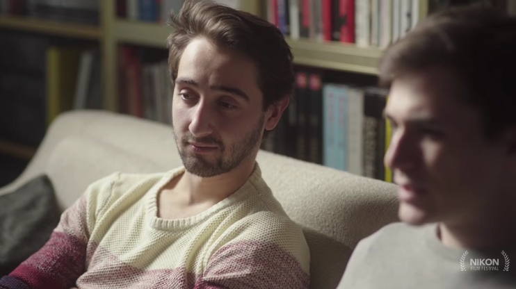 Les deux comédiens Mathis Gil qui campe Alexandre et Corentin Delias, l’ami évanoui (Photo capture d'écran)