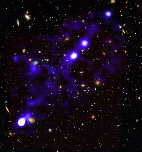 Figure 3 : un des filaments d’hydrogène (en bleu) découverts par MUSE dans le champ ultra profond de Hubble. Il est situé dans la constellation du Fourneau, à 11,5 milliards d’années lumière et s’étend sur plus de 15 millions d’années lumière. L’image en arrière plan est celle de Hubble. © Roland Bacon, David Mary, ESO et NASA