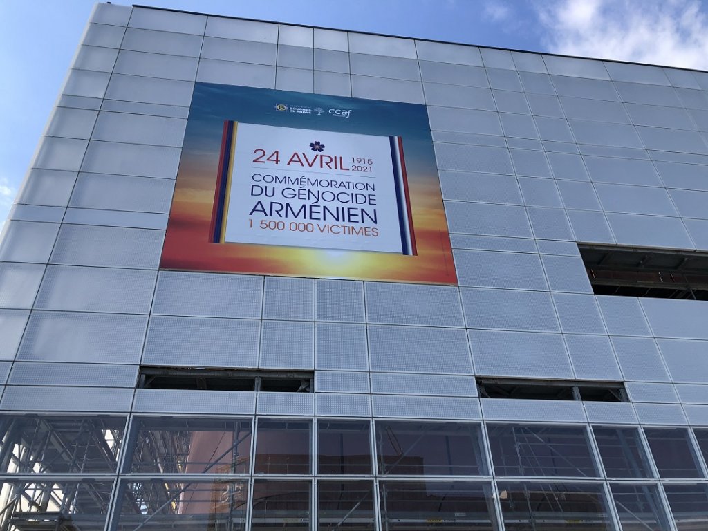 bâche en mémoire des victimes du génocide arménien sur la façade des Archives Bibliothèques Départementales (Photo Mireille Bianciotto)