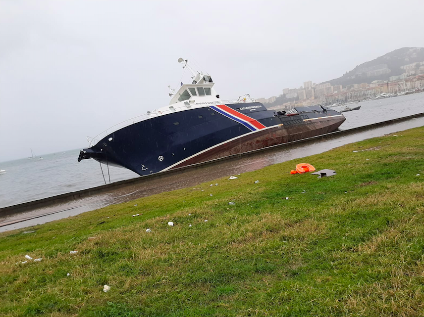 L'ïles Sanguinaires II retrouvé échoué sur le quai des Torpilleurs dans le golfe d'Ajaccio. ©Nathalie Rossi