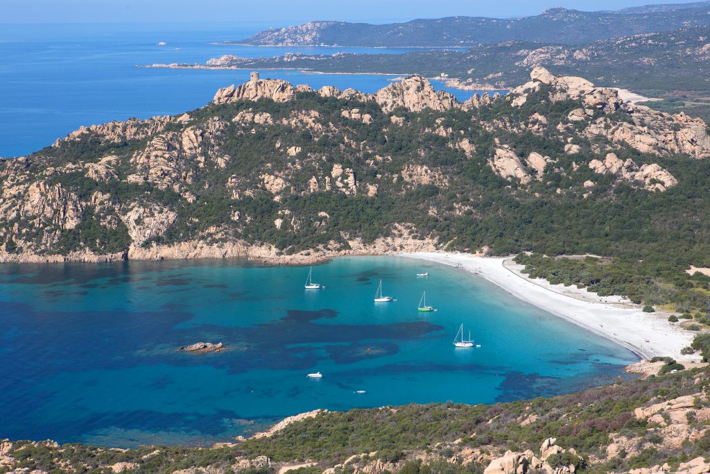 A mi-chemin entre Sartène et Bonifacio dans le Sartenais-Valincu, la baie de Roccapina ©lacorsedesorigines.com
