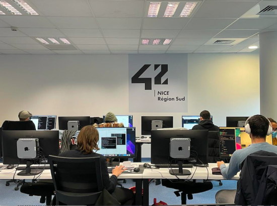 Salle de classe où s’exerce un mode d’apprentissage qui s’appuie sur l’intelligence collective ©42 Nice Salle de classe où s’exerce un mode d’apprentissage qui s’appuie sur l’intelligence collective ©42 Nice