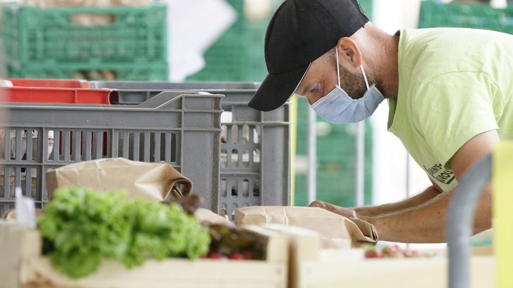 34 maraîchers, cultivateurs et artisans, viennent proposer leurs produits sur ce marché de vente directe ©Terres de Provence