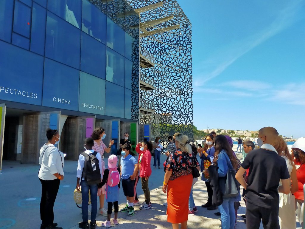 A l'arrivée du bus au Mucem, les passagers se voient remettre un billet d’entrée gratuit © Prefet13