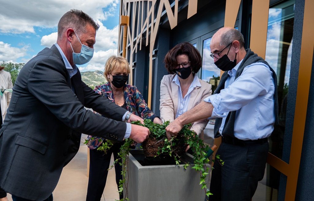 Dans un acte symbolique, Didier réault, Christine Capdeville, Anne Claudius-Petit et Joël Briot plantent du lierre © BD