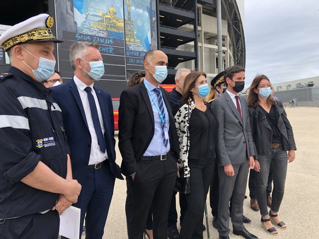 Gabriel Attal devant le vaccinodrome du Stade Vélodrome de Marseille accompagné de ceux qui ont oeuvré pour faciliter la vaccination © Mireille Bianciotto Gabriel Attal devant le vaccinodrome du Stade Vélodrome de Marseille accompagné de ceux qui ont oeuvré pour faciliter la vaccination © Mireille Bianciotto