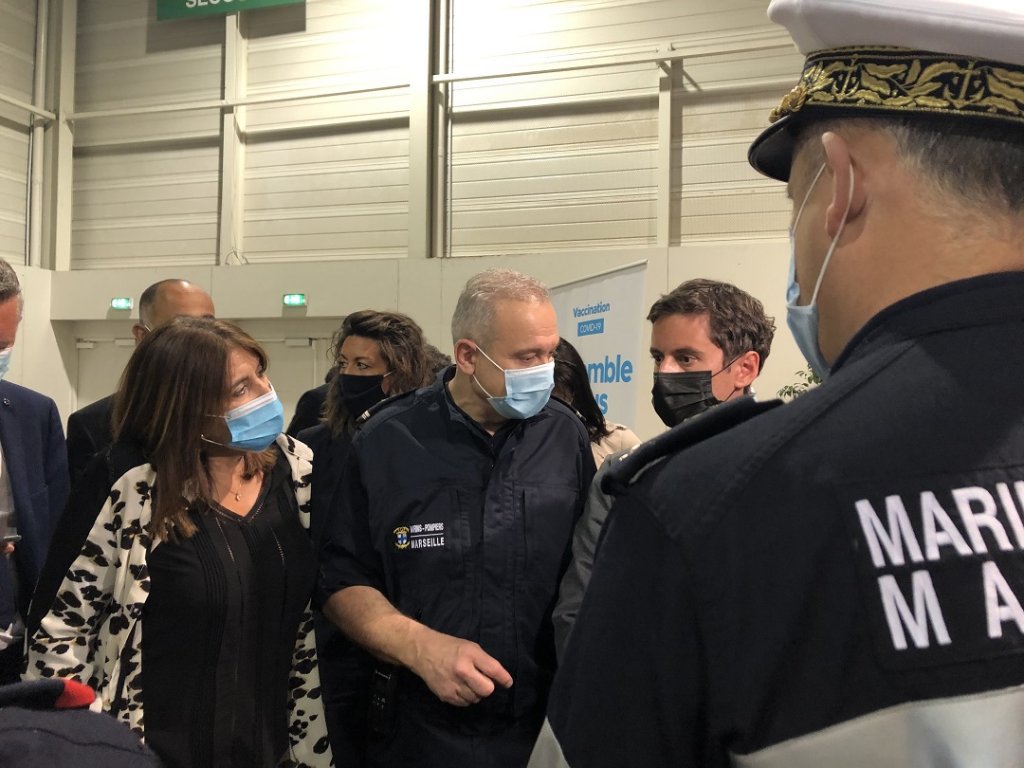 Gabriel Attal guidé au sein du vaccinodrome par Thierry Zaveroni Maître principal au BPMM, chef du centre et Michèle Rubirola (Photo Mireille Bianciotto) Gabriel Attal guidé au sein du vaccinodrome par Thierry Zaveroni Maître principal au BPMM, chef du centre et Michèle Rubirola (Photo Mireille Bianciotto)