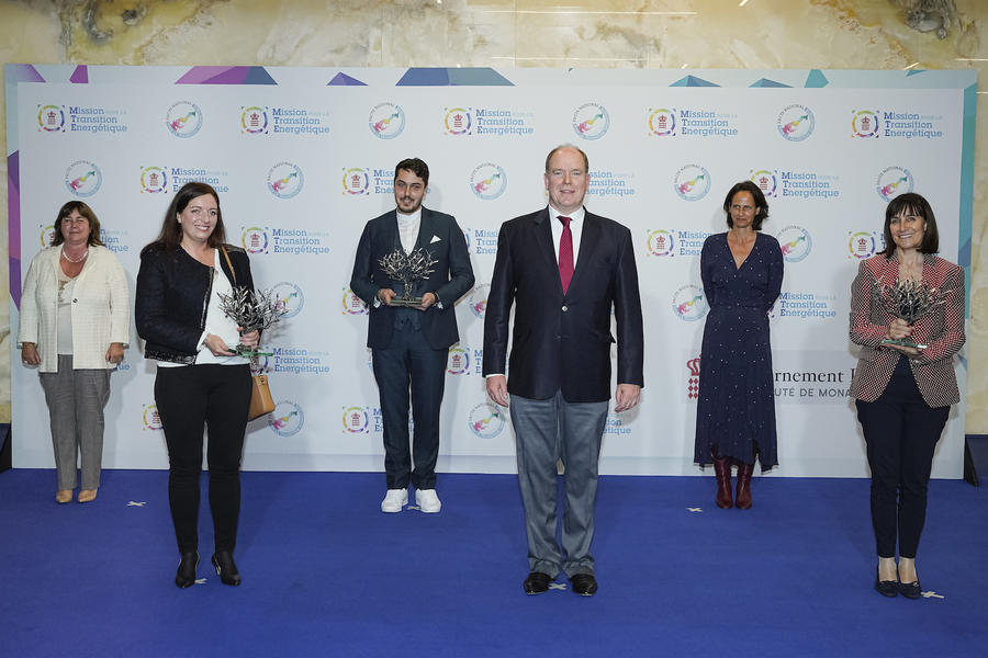 S.A.S. le Prince Albert entouré des Lauréats du vote de la MTE pour les meilleures initiatives monégasques en faveur de la Transition énergétique ©Direction de la Communication Stéphane Danna