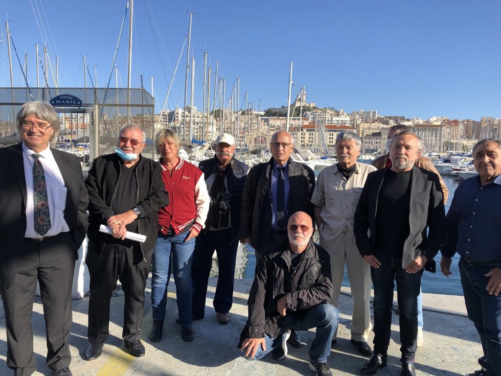 Parmi les 93 premiers signataires de la tribune on retrouve de nombreux policiers marseillais retraités qui ont tenu une conférence de presse sur le Vieux-Port (Photo Mireille Bianciotto) Parmi les 93 premiers signataires de la tribune on retrouve de nombreux policiers marseillais retraités qui ont tenu une conférence de presse sur le Vieux-Port (Photo Mireille Bianciotto)
