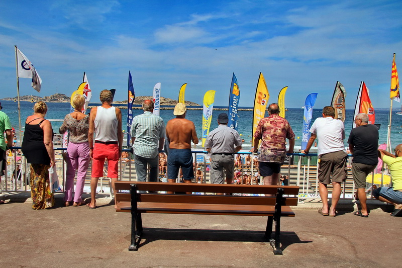 Sur la plage des Catalans ou au-dessus on supporte les joueurs de Volley-Ball ©Archives dESTIMED