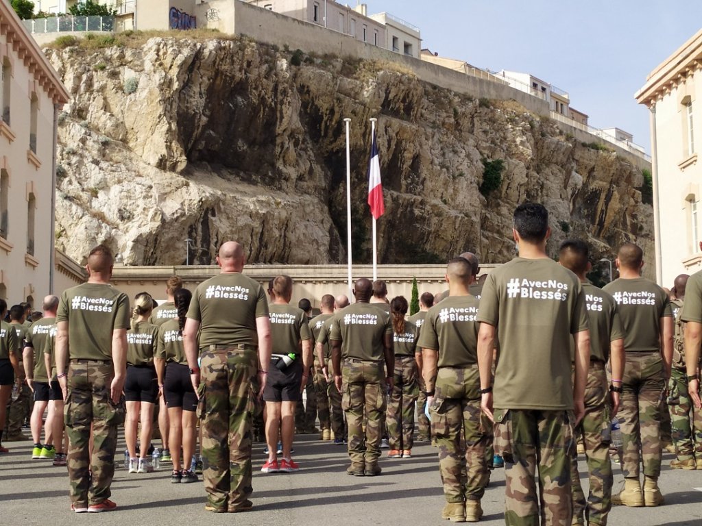les couleurs à la caserne Audeoud après le cross ©Armée de terre