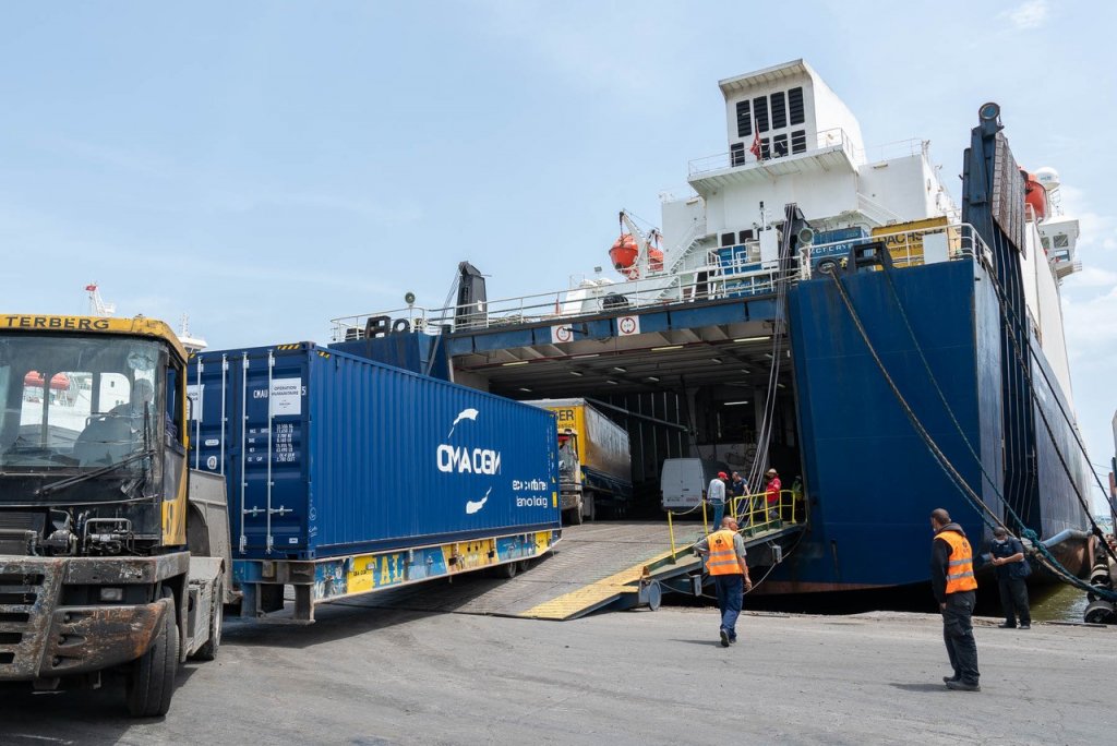 Déchargement du matériel médical au Port de Radès (Tunisie) © CMA CGM