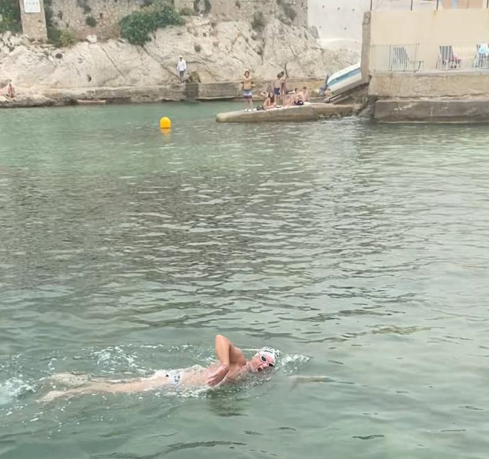 Laurent Meret a relevé son défi sportif et solidaire en ralliant l’île de Planier aux bains militaires de Marseille ©Armée de terre