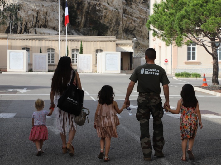 Un militaire blessé et sa famille à la caserne Audeoud © Armée de terre