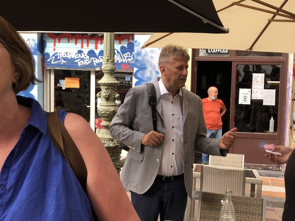 Patrick Amico rencontre des habitants qui n'ont pas souhaité apparaître sur la photo ©Mireille BIANCIOTTO