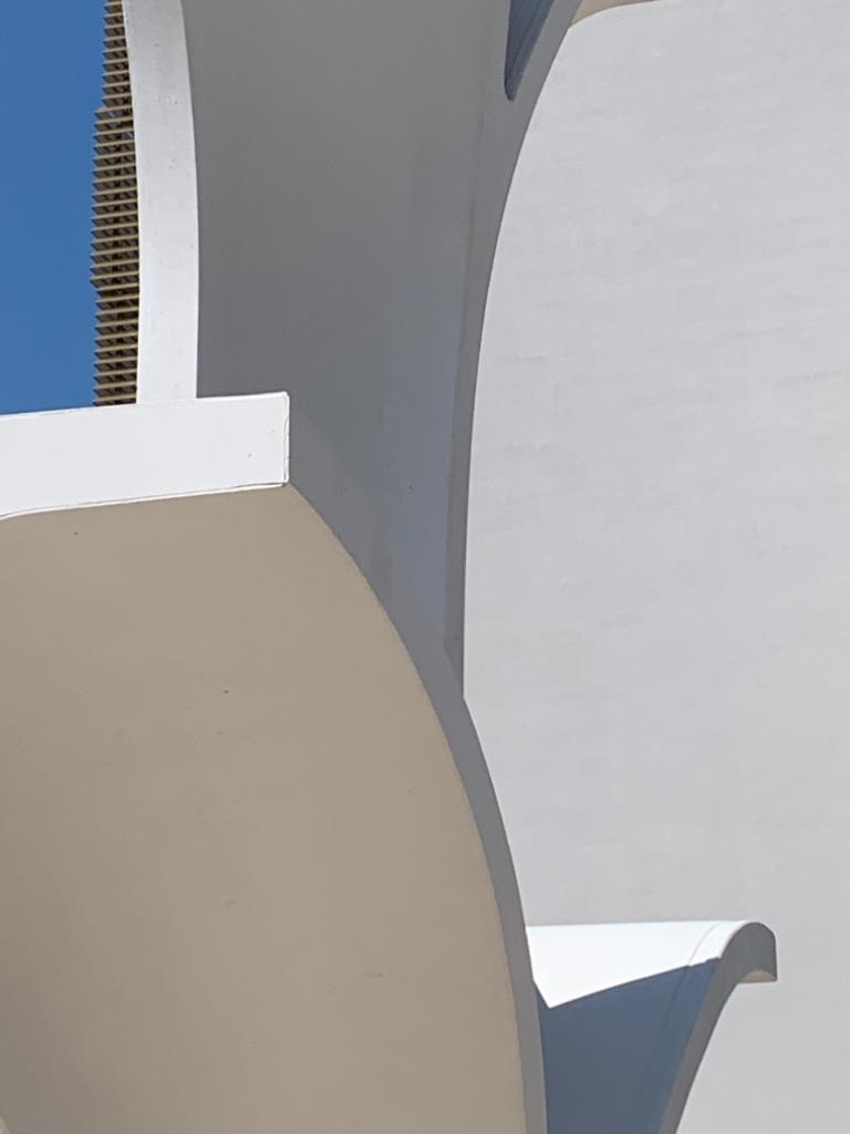 Le béton utilisé pour la préfabrication des voûtes a été formulé avec du laitier de haut fourneau, déchet revalorisé issu de l’industrie sidérurgique © Constructa