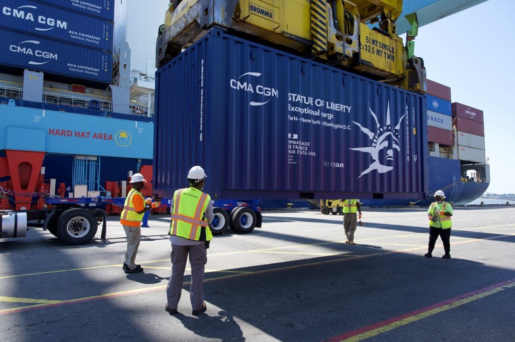 Déchargement du conteneur de la petite sœur de Lady Liberty ©CMA CGM