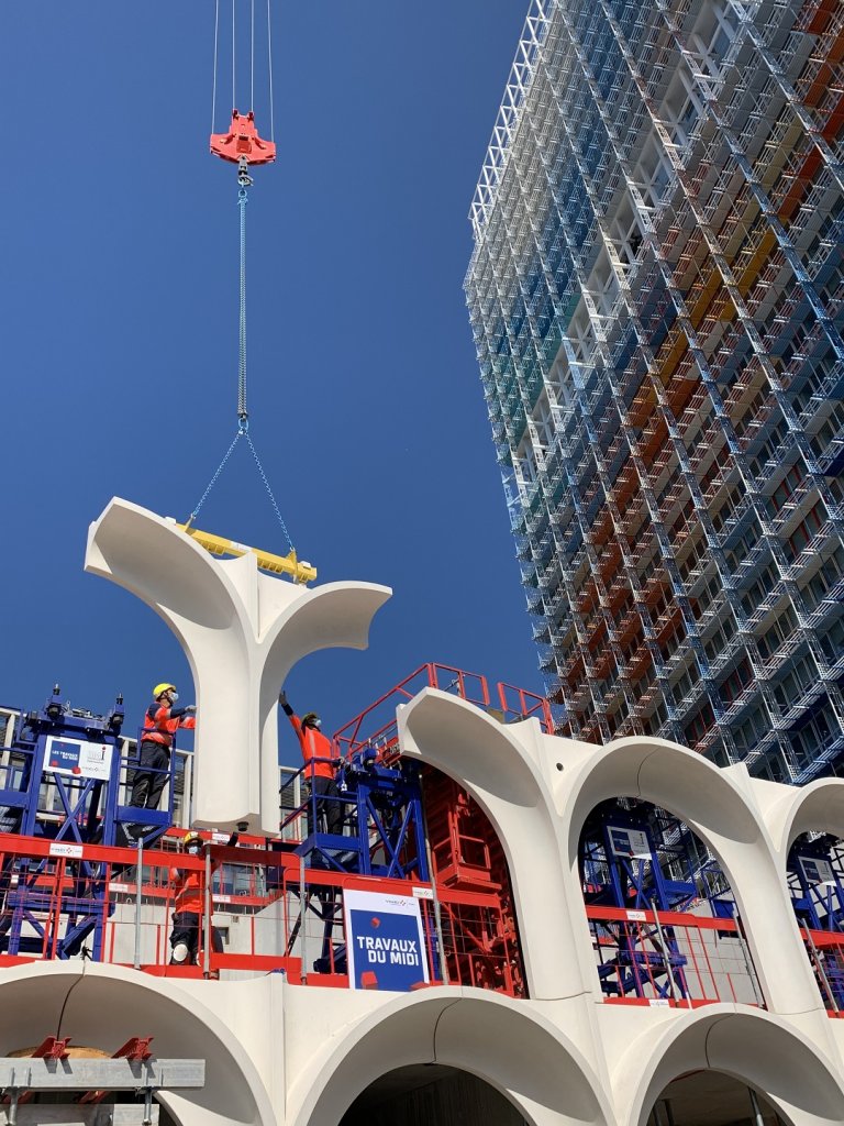 Vaste chantier que celui de la pose des voûtes qui ont été fabriquées hors-site ©Constructa