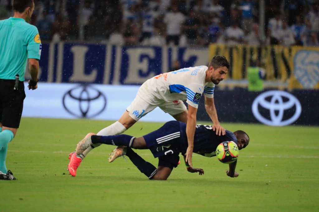 Le Brésilien Luan Peres domine un attaquant bordelais (Photo Guillaume Ruoppolo/Wallis.fr)