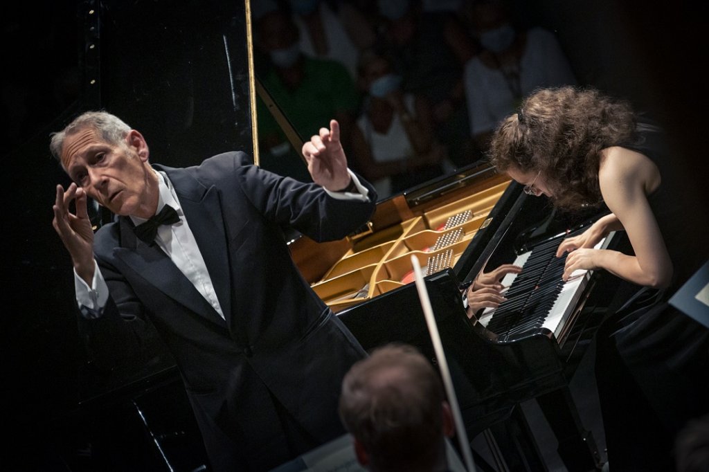 Marie-Ange Nguci et le chef Arie van Beek à la tête du Sinfonia Varsovia © Valentine Chauvin