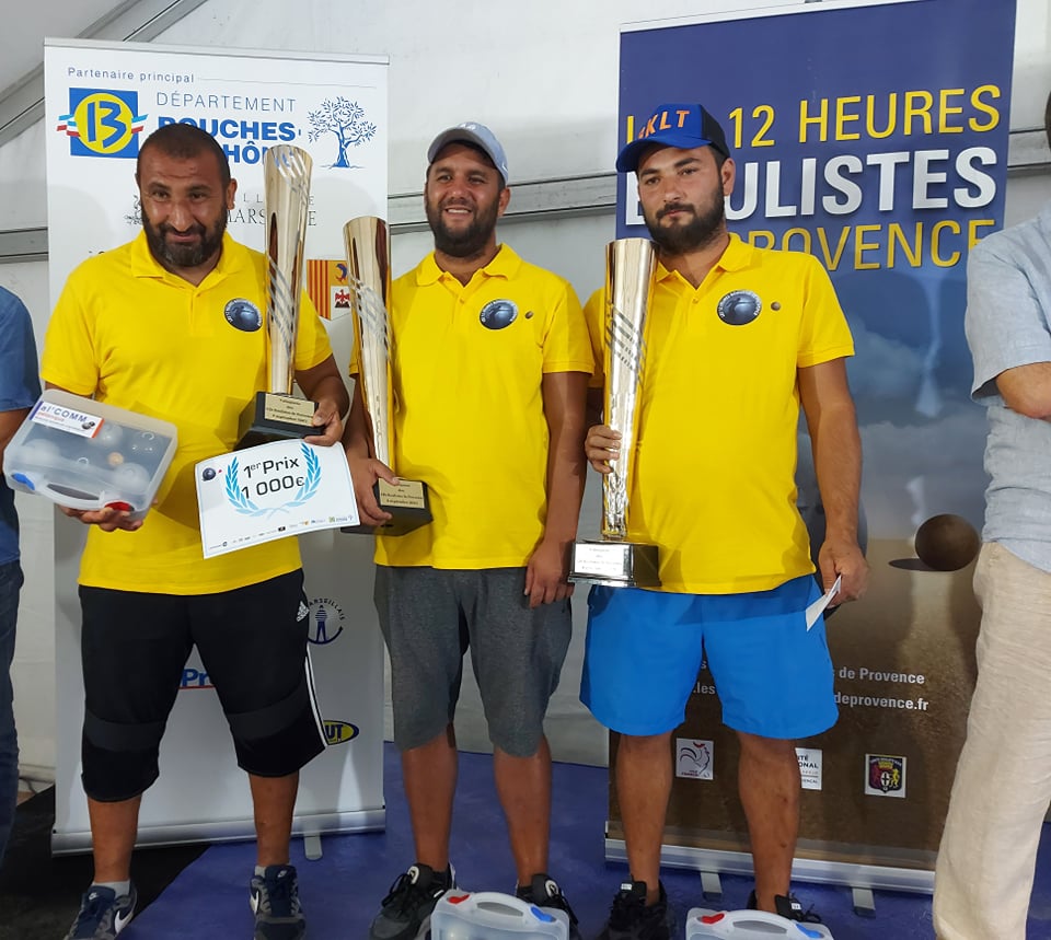 Les coupes pour Navarro, Heredia et Zeboudj, vainqueurs de l’édition 2021 des 12 heures boulistes de Provence (Photo Robert Zaragoza)