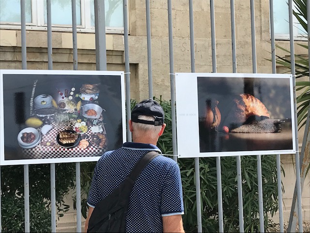 Les Photos sont à découvrir sur les grilles et lampadaires de l’esplanade de la Major à Marseille ©Joël Barcy