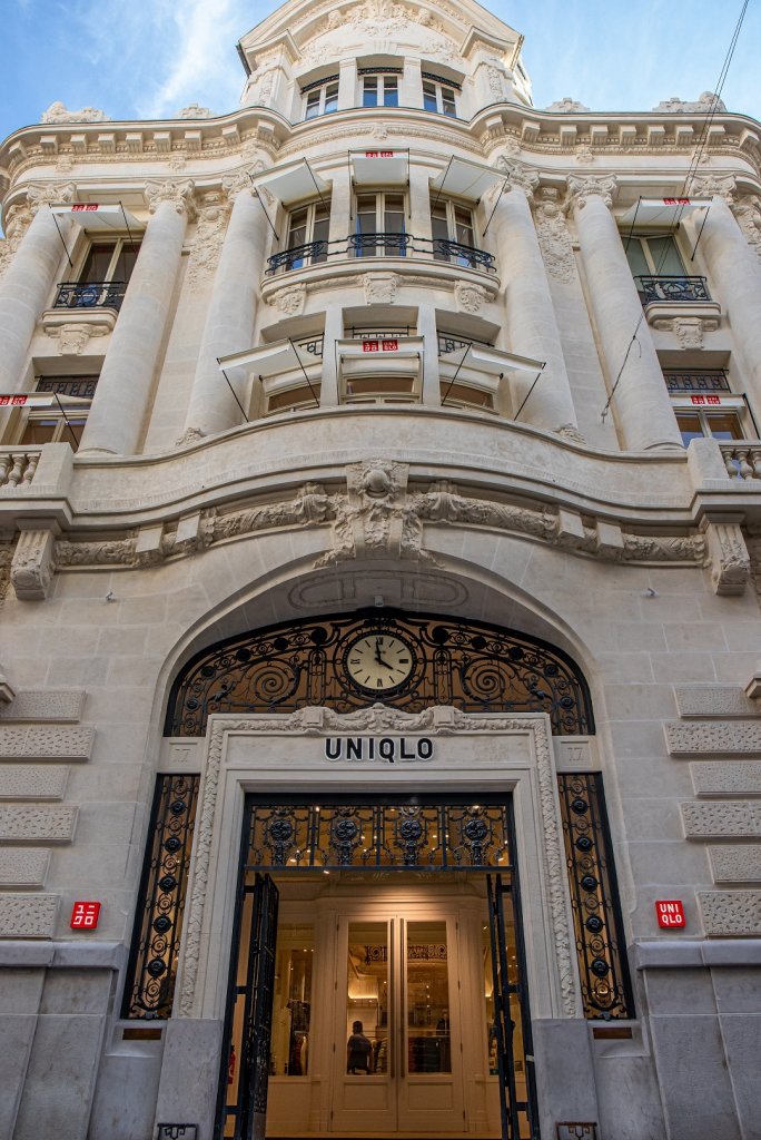 Uniqlo a pris place au sein d'un bâtiment chargé d'Histoire l’ancienne banque de dépôt et siège de la 