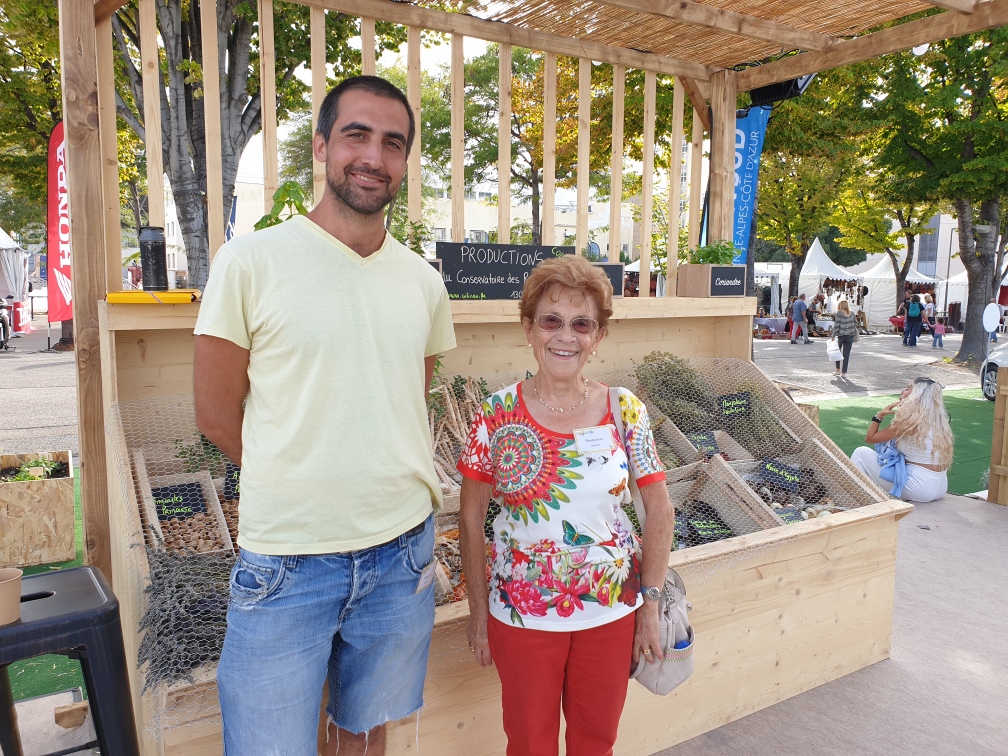 Monique Bercet, présidente de l'association Colineo et  Bastien, un des deux jardiniers de l'association ©Franck Maillé