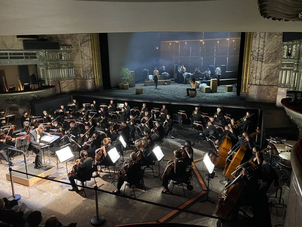 Michele Spotti à la tête d’un superbe orchestre de l’opéra dans sa disposition « covid ». (Photo Michel Egéa)