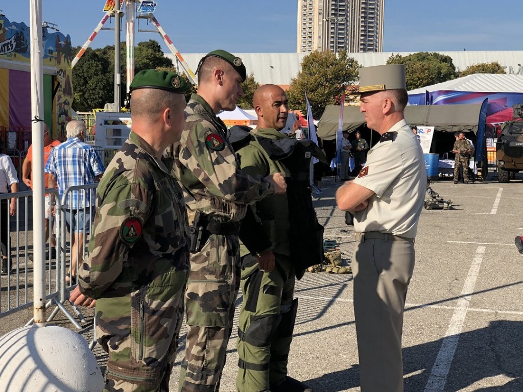 Le général Facon fait le tour des stands  © Armées Zone Sud
