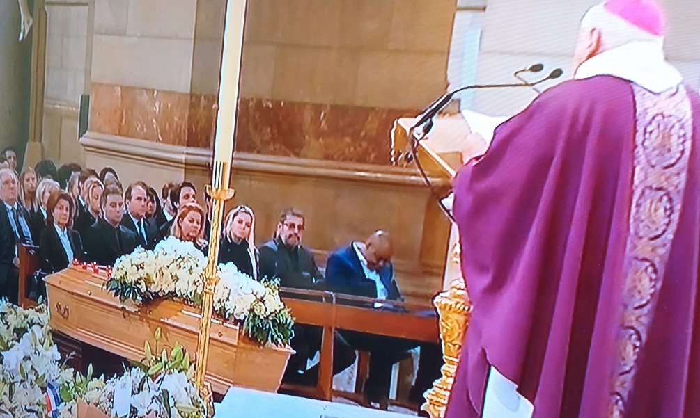 Intervention de Mgr Aveline archevêque de Marseille en présence au premier rang de la famille et des amis de Bernard tapie ©Destimed Intervention de Mgr Aveline archevêque de Marseille en présence au premier rang de la famille et des amis de Bernard tapie ©Destimed