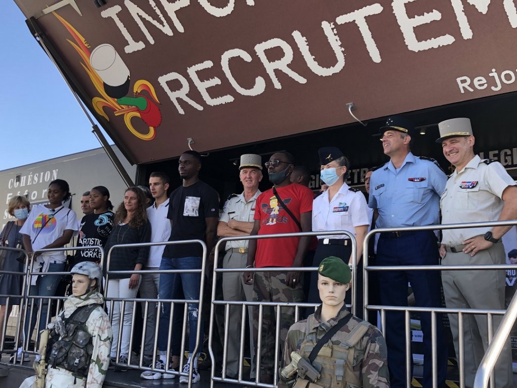7 marseillais ont signé officiellement leur contrat d’engagement dans l’Armée de terre, entourés de leurs familles, pendant une cérémonie présidée par le général Facon © Armées Zone Sud